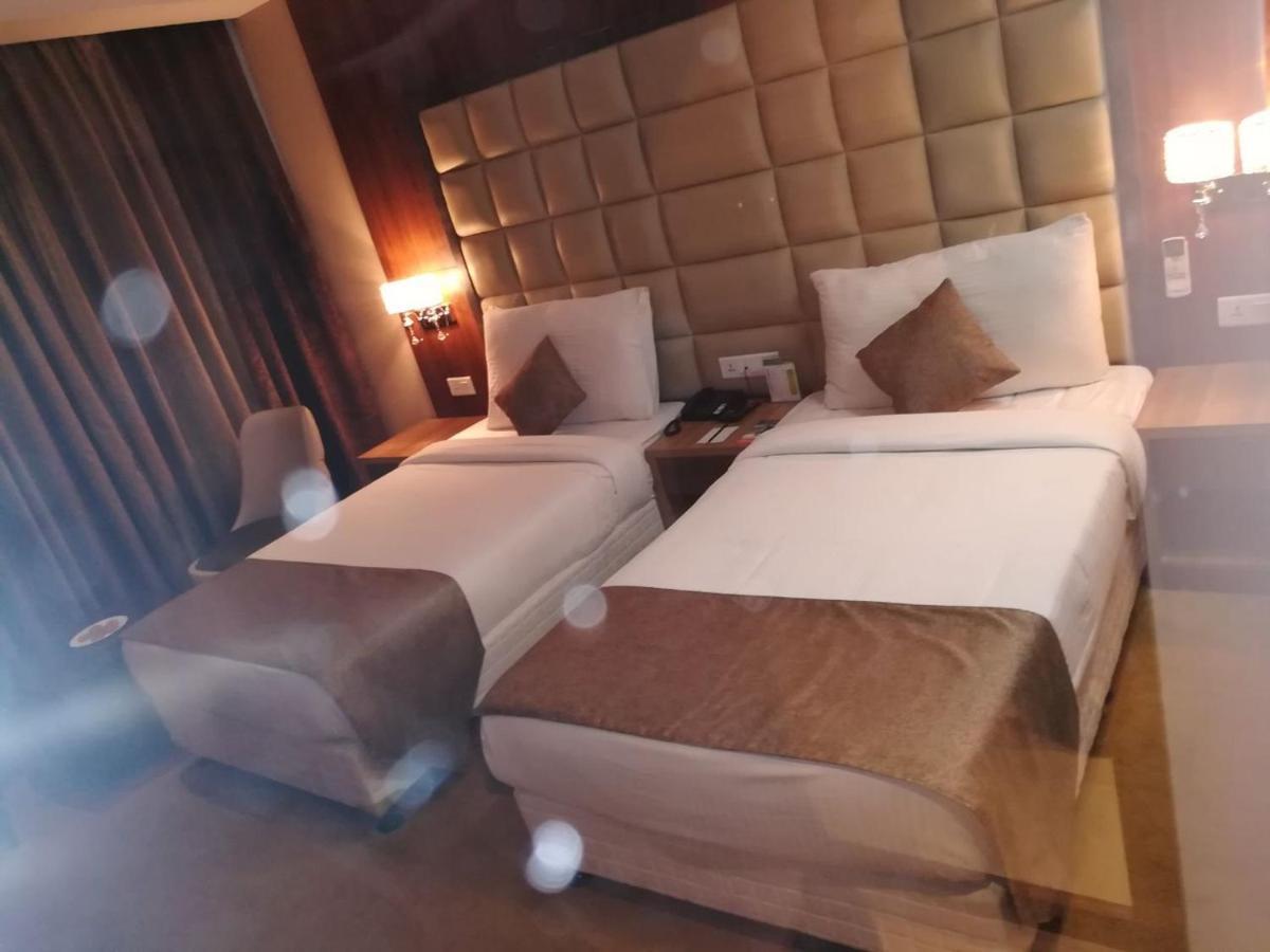 Hide Away Suites Noida Esterno foto