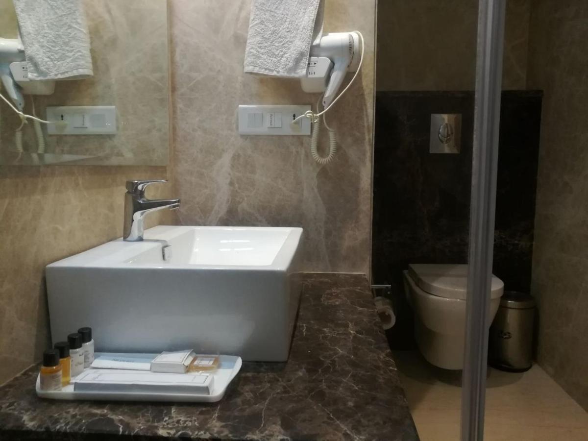 Hide Away Suites Noida Esterno foto