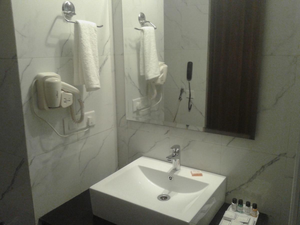 Hide Away Suites Noida Esterno foto