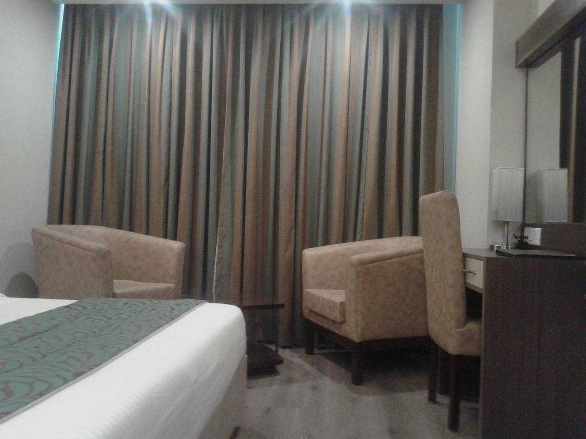 Hide Away Suites Noida Esterno foto