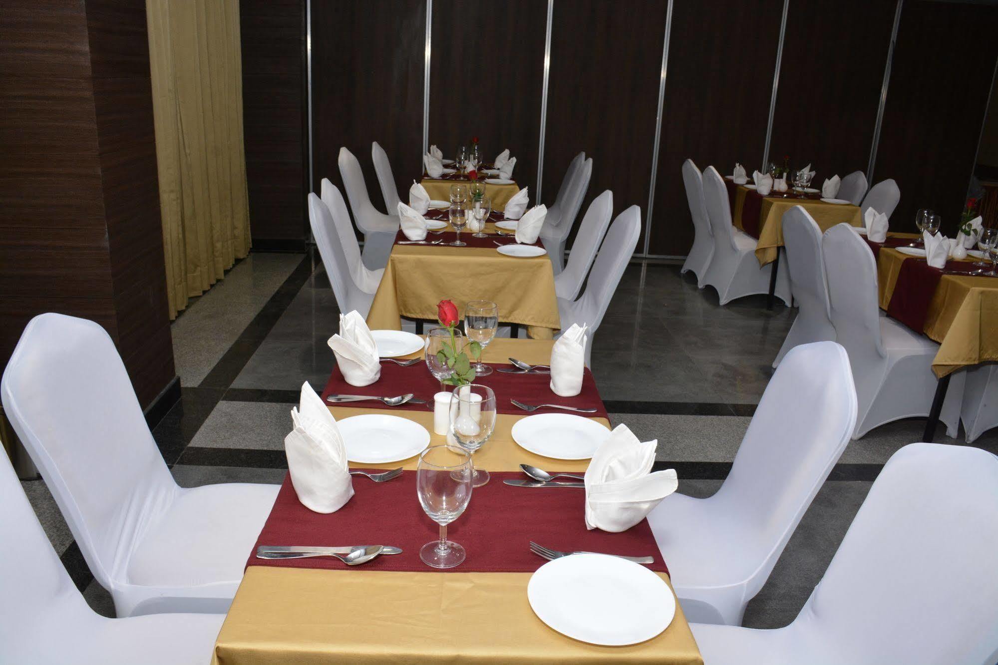 Hide Away Suites Noida Esterno foto