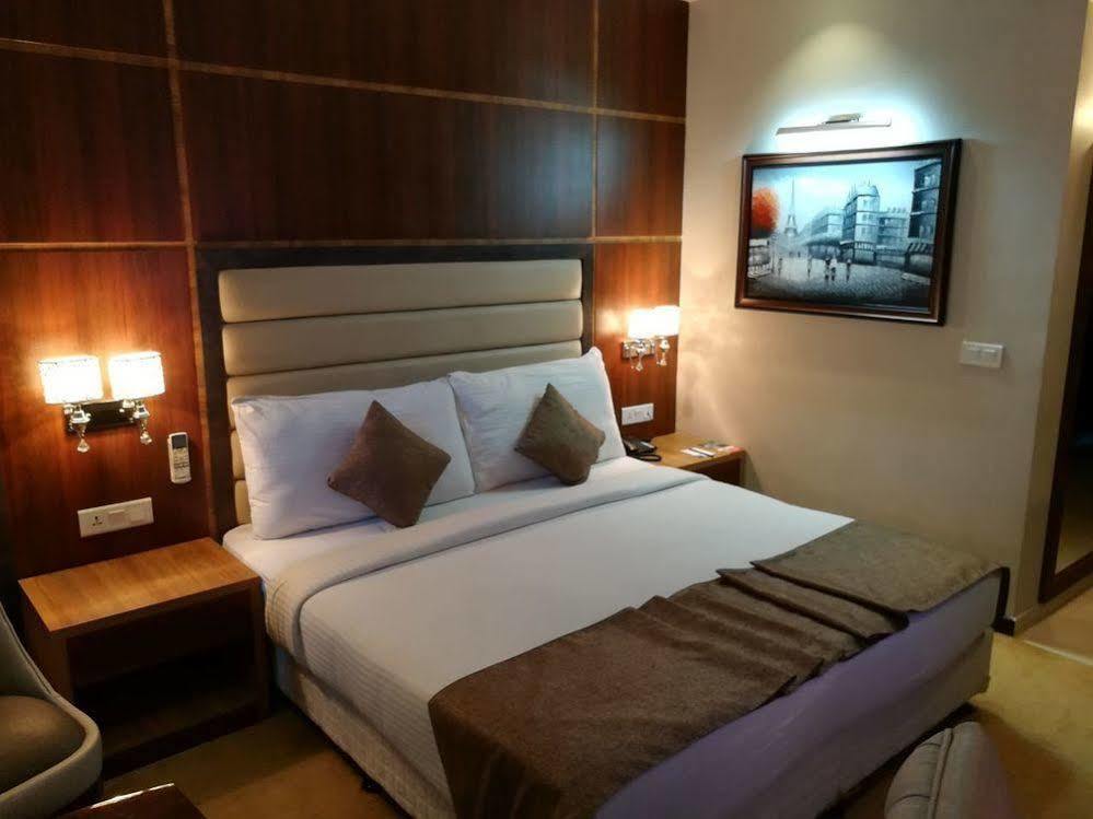 Hide Away Suites Noida Esterno foto