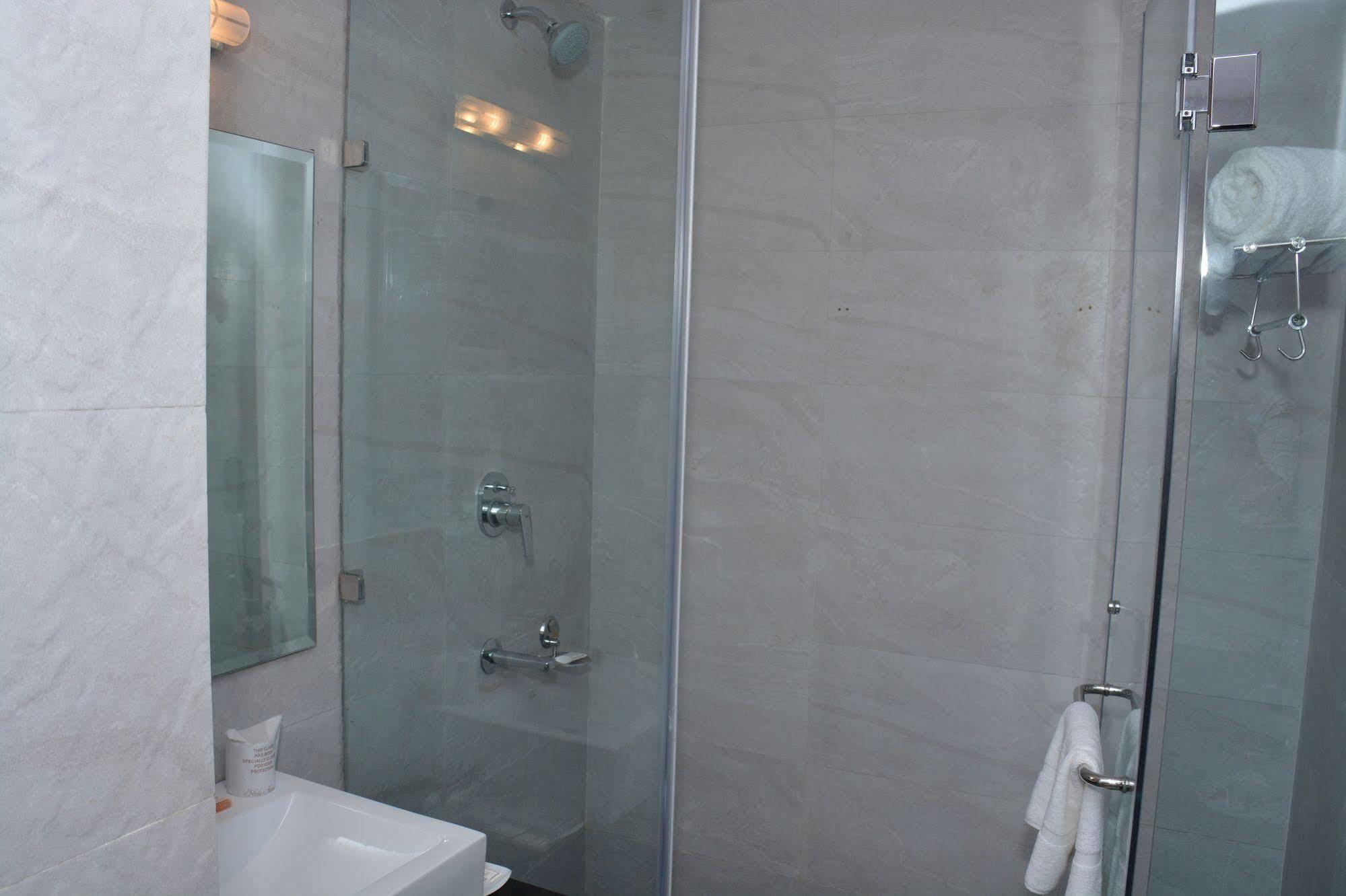 Hide Away Suites Noida Esterno foto
