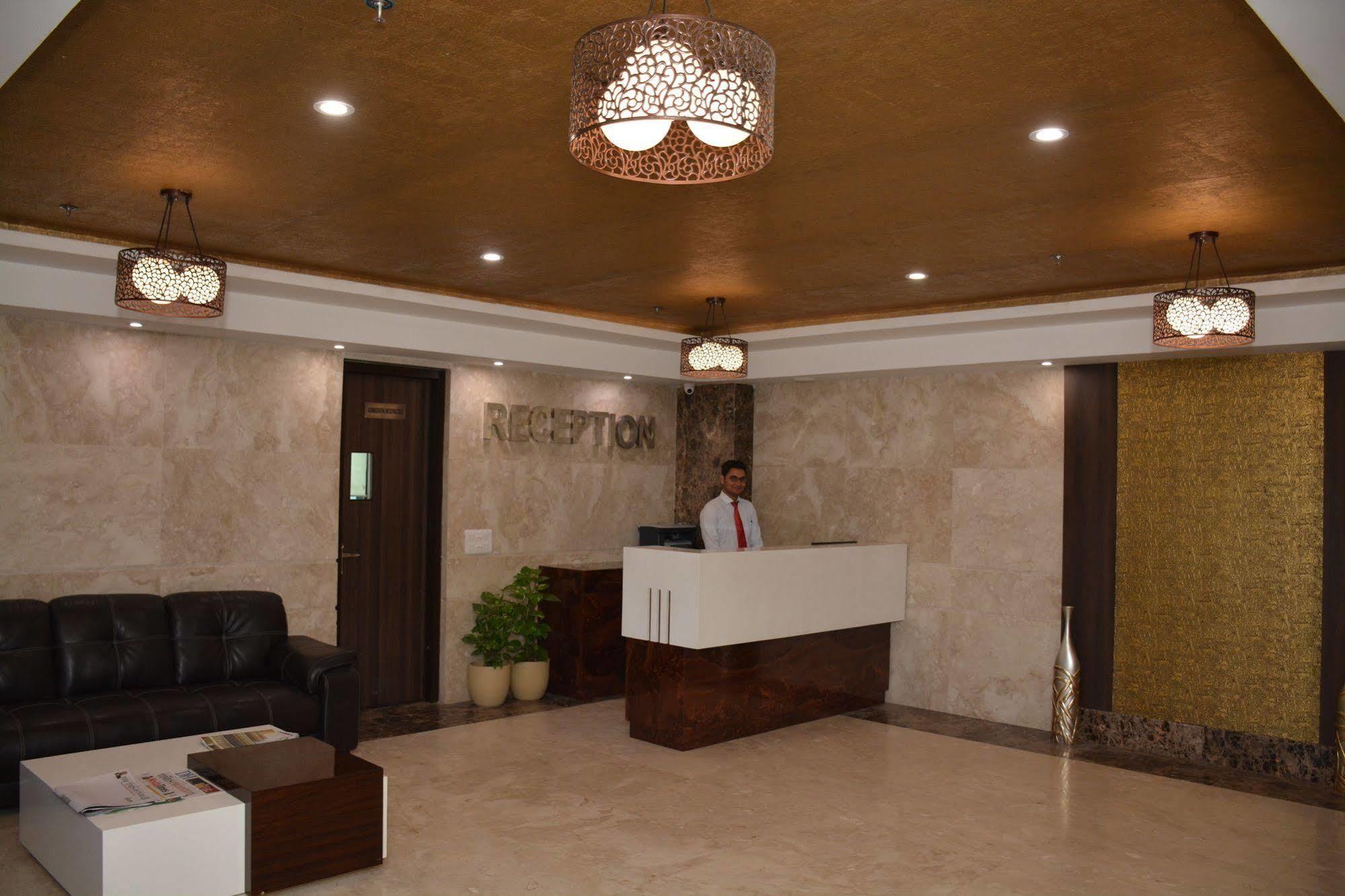 Hide Away Suites Noida Esterno foto