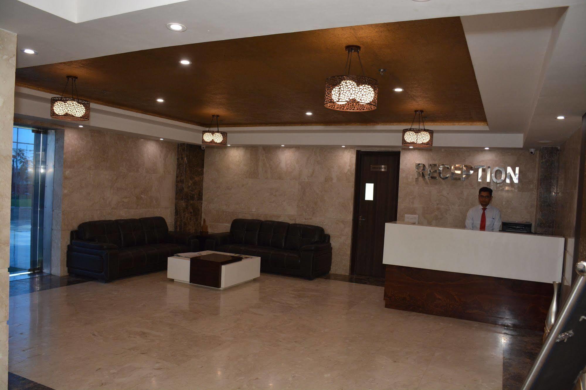 Hide Away Suites Noida Esterno foto