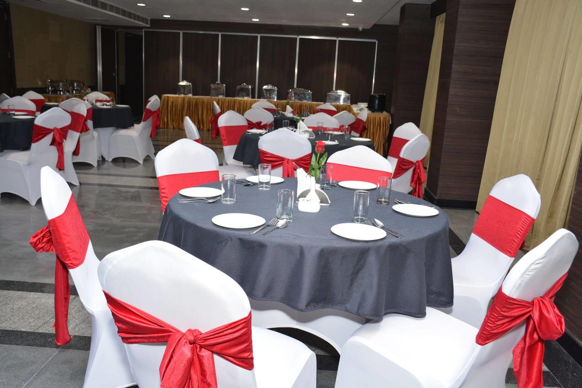 Hide Away Suites Noida Esterno foto