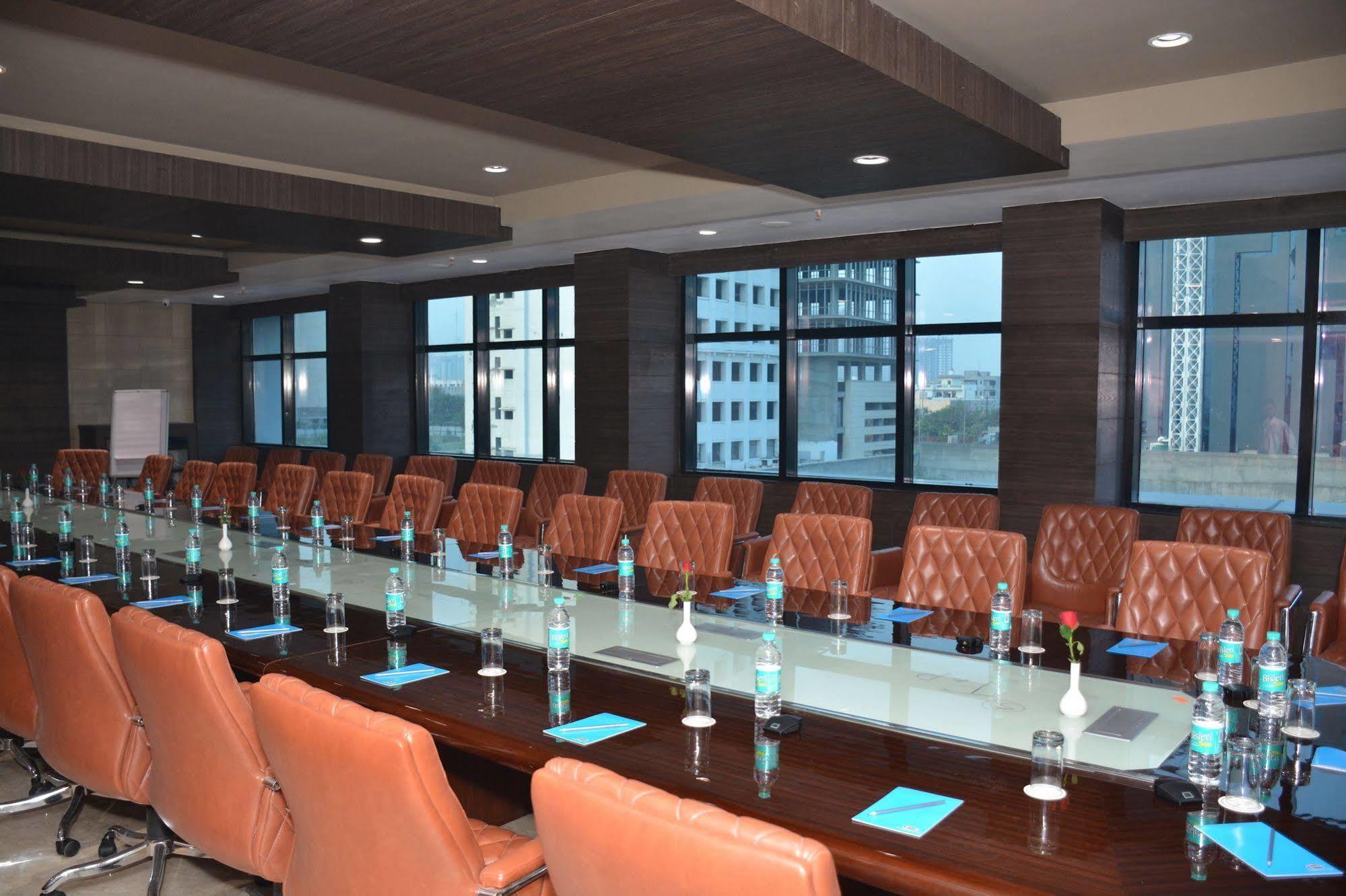 Hide Away Suites Noida Esterno foto