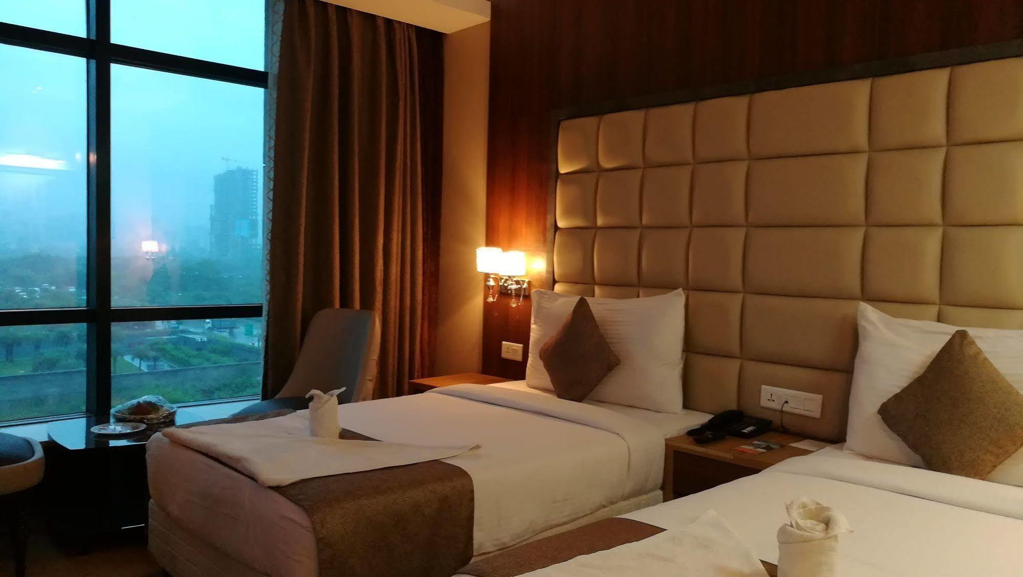 Hide Away Suites Noida Esterno foto