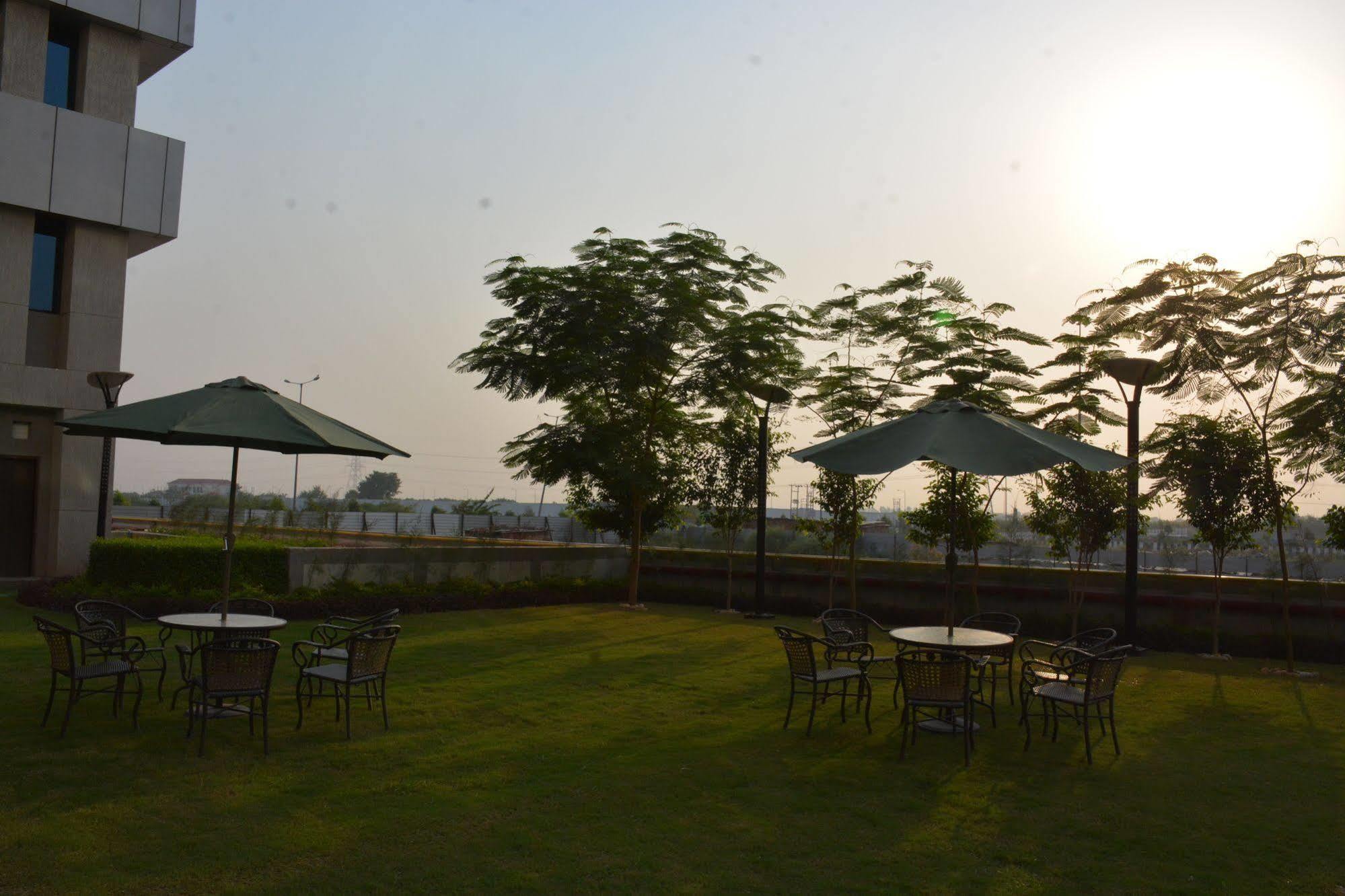 Hide Away Suites Noida Esterno foto