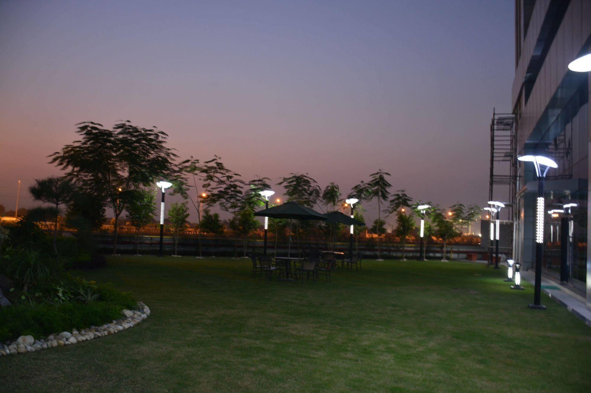 Hide Away Suites Noida Esterno foto